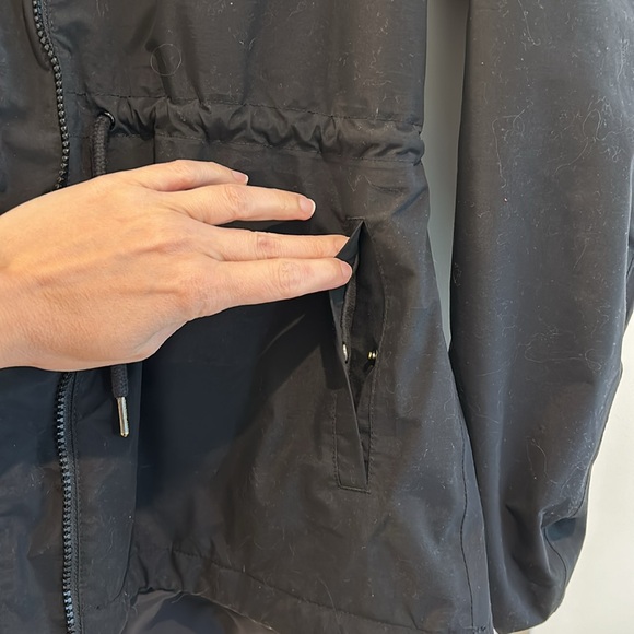 Helly Hansen Helly Tech black water resistant jacket w/ adjustable hood. Large. - Picture 6 of 6